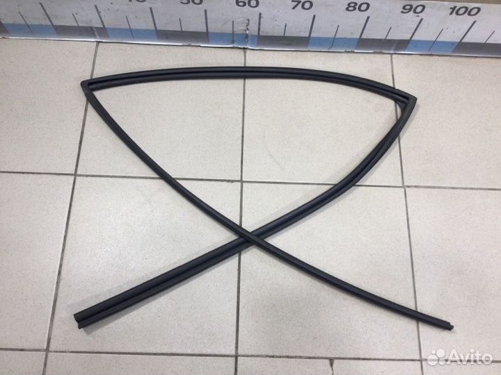 Уплотнитель стекла двери задний правый Toyota