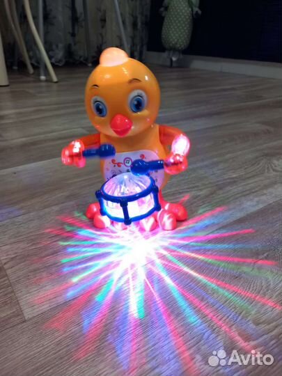 Танцующий поющий цыпленок