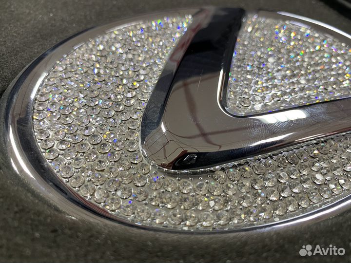 Эмблема решетки радиатора Lexus 15х10,5 см стразы