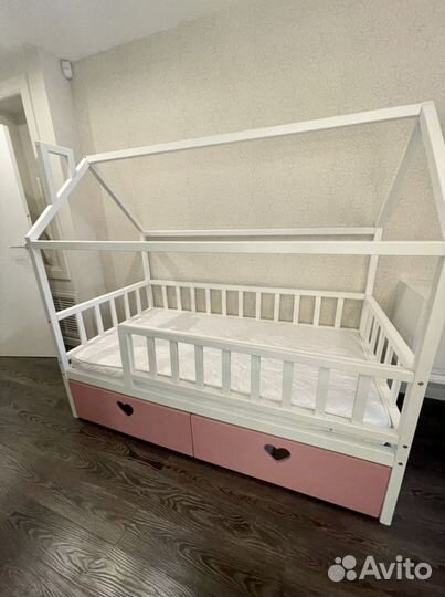 Продам детскую кровать домик