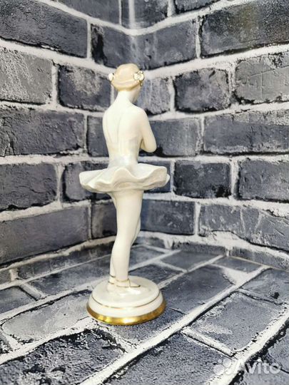 Статуэтка фарфор (Балерина с цветами.)