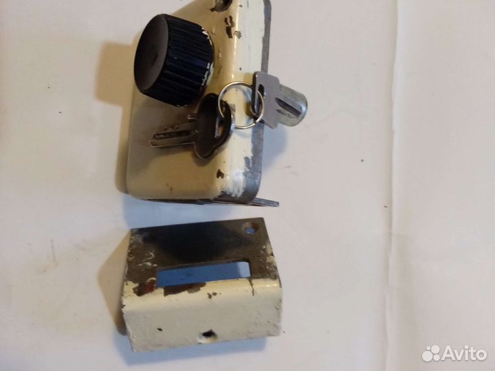 Замок дверной