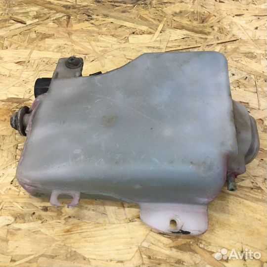 Бочок омывателя заднего стекла Mitsubishi Pajero 3