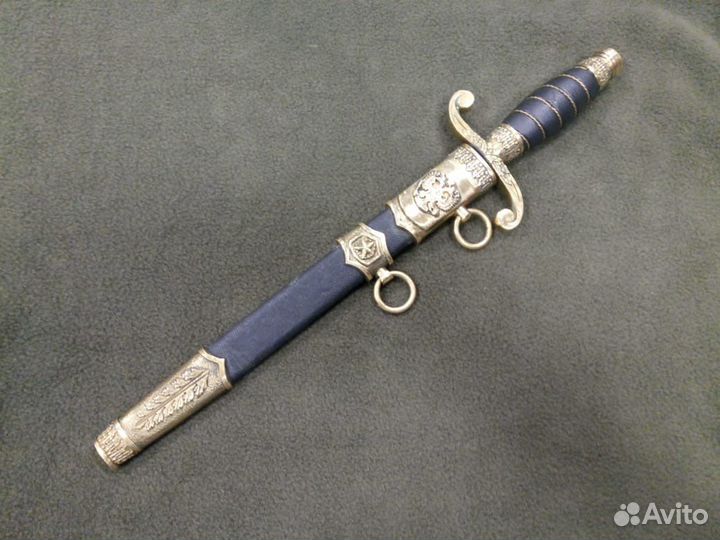 Брюки и фуражка от военной формы нового образца