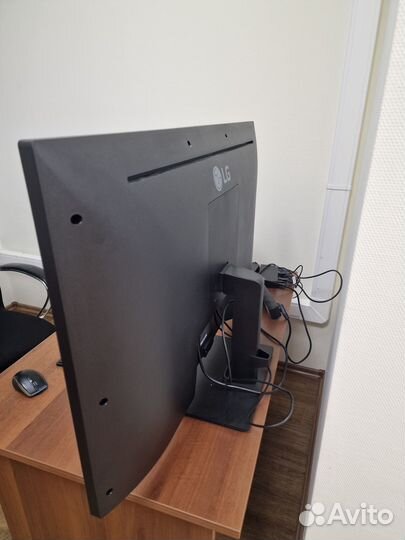 4К монитор LG 43UN700-B. 43 дюйма