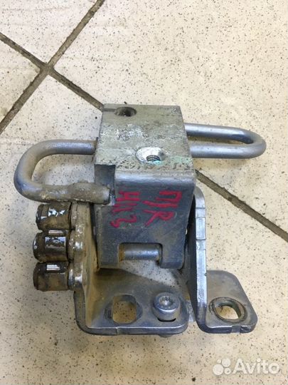 Петля двери передняя правая Volkswagen Golf Plus 5