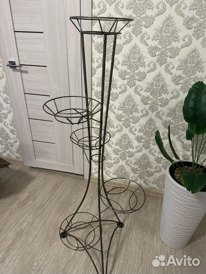 Подставка под цветы металлическая