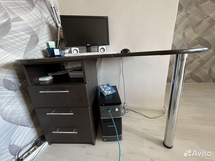 Маникюрный стол