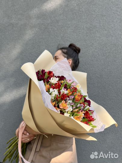 Букет из 35 Альстромерий микс в матовой бумаге