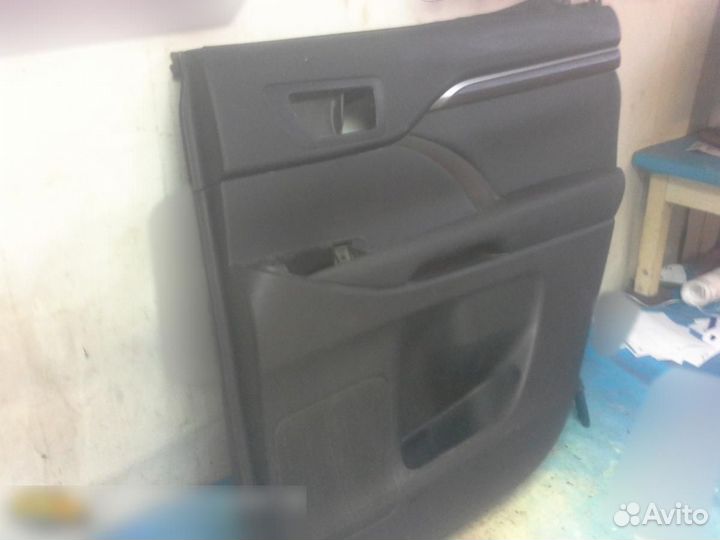 Обшивка двери задней правой Toyota Highlander III