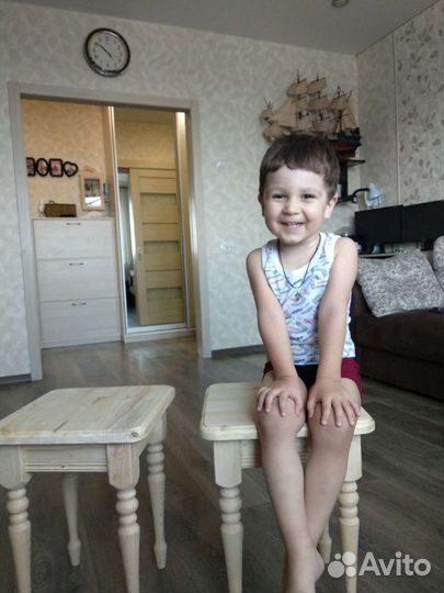 Табурет с точёными ножками. Подставка для цветка