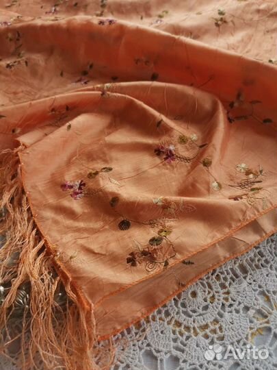 Вышитый палантин Персик
