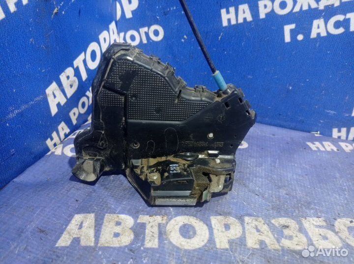 Передний правый замок двери Toyota Verso минивен