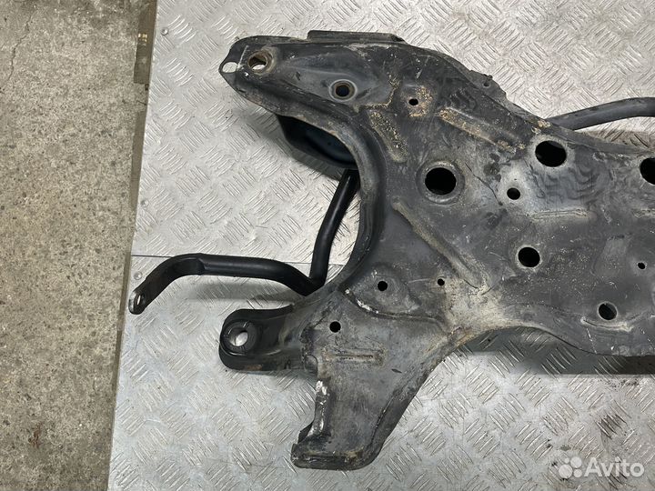 Передний подрамник Toyota Prius 20