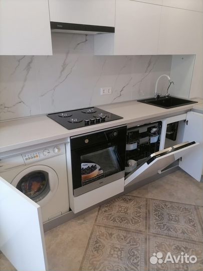 Угловая кухня под потолок на заказ в Новосибирске