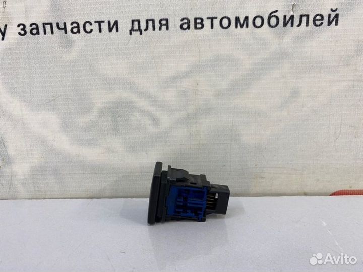 Кнопка открывания багажника Toyota Rav4 XA40