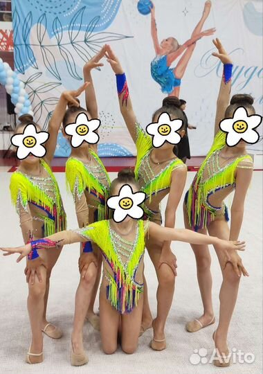 Яркие групповые купальники для гимнастики