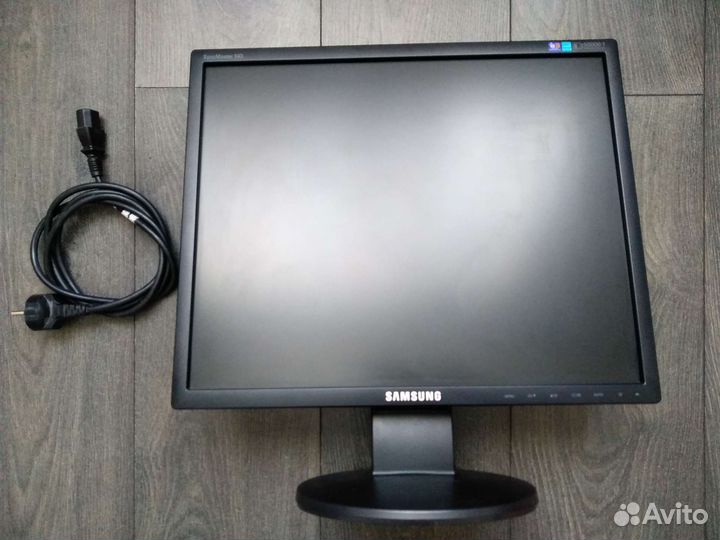 Монитор Samsung SyncMaster 943N