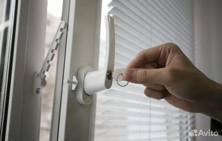 Детский замок на пластиковые окна