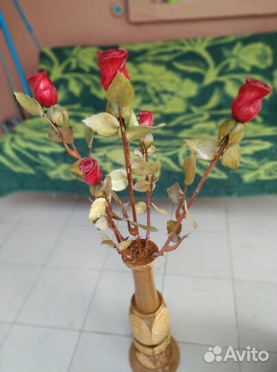 Ваза с розами из дерева