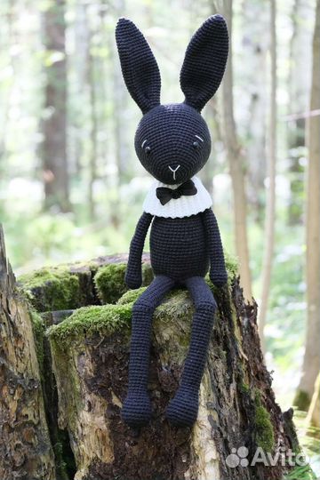 Вязаная игрушка заяц Амигуруми