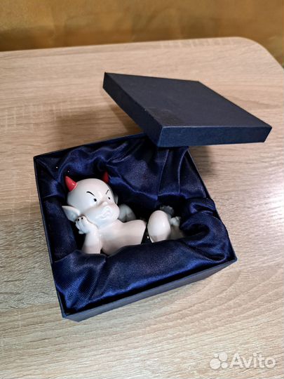 Фигурка фарфоровая