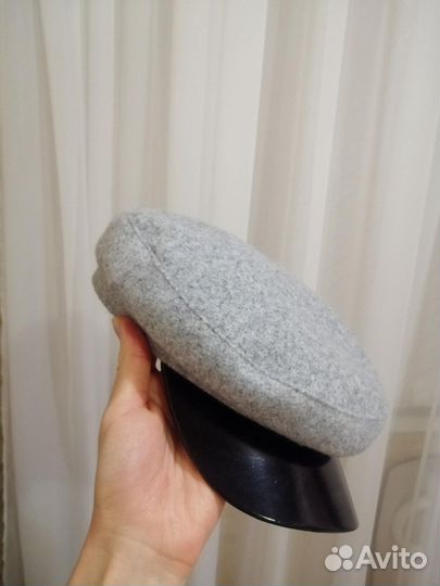 Берет демисезонный серый с козырьком или кепка