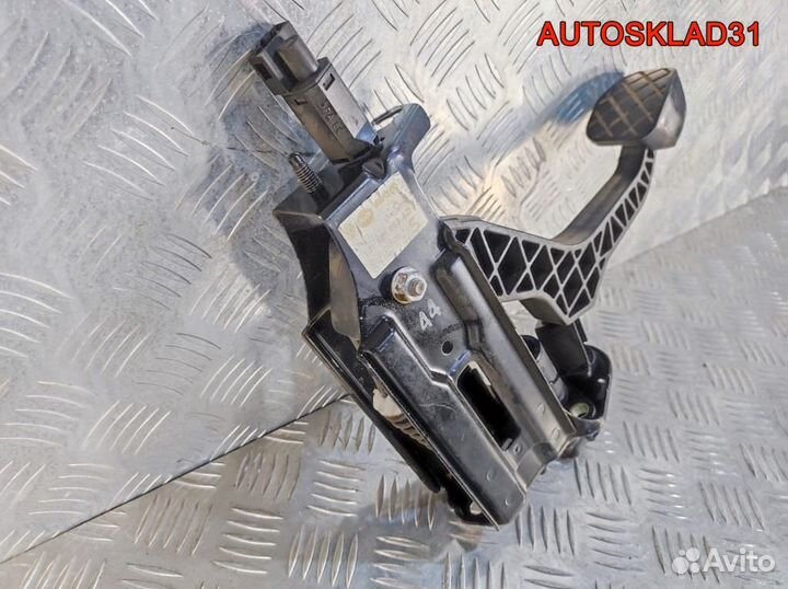 Педаль сцепления в сборе VW Golf 4 1J1721321C