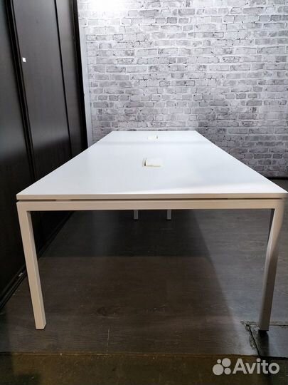 Белый переговорный стол