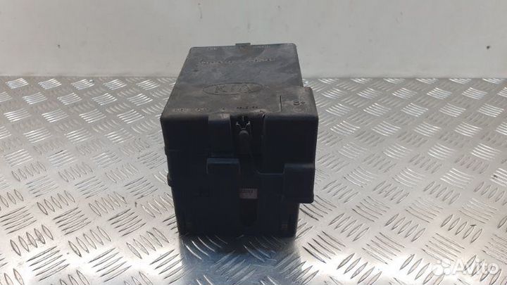 Блок предохранителей под капот Kia Spectra седан