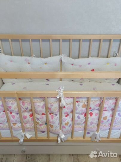 Детская кроватка с маятником