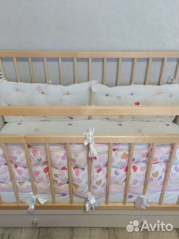 Детская кроватка с маятником