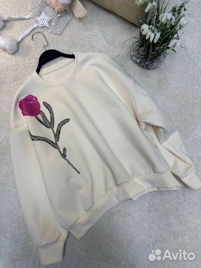 Свитшот с вышивкой