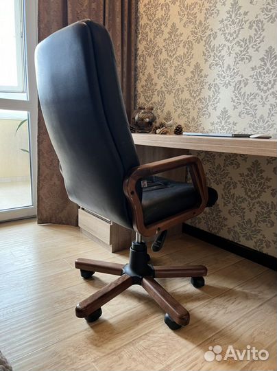 Кожаное кресло