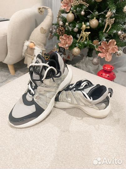 Кроссовки женские