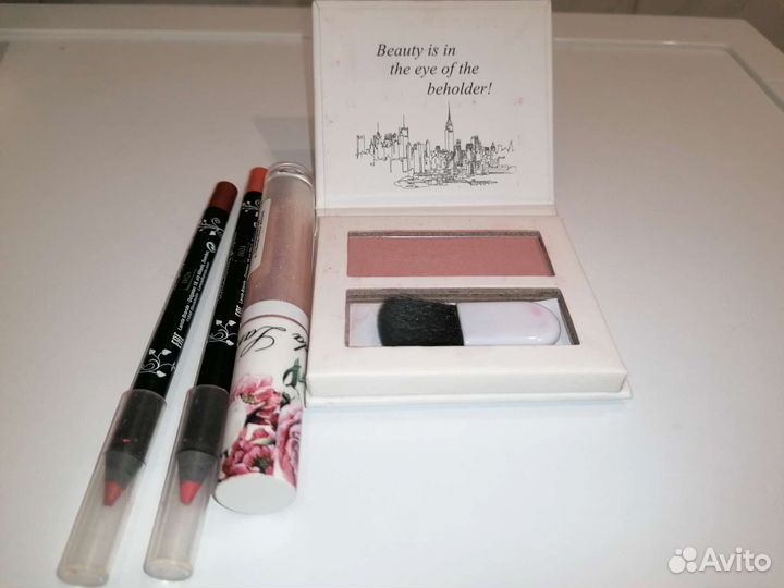 Блеск для увеличения губ landa branda