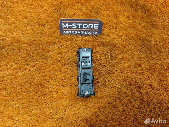 Кнопка центрального замка передняя левая