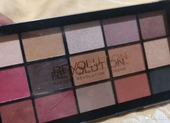 Палетки теней Revolution makeup