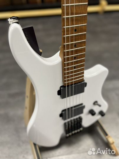 Электрогитара безголовая Caraya (новая)