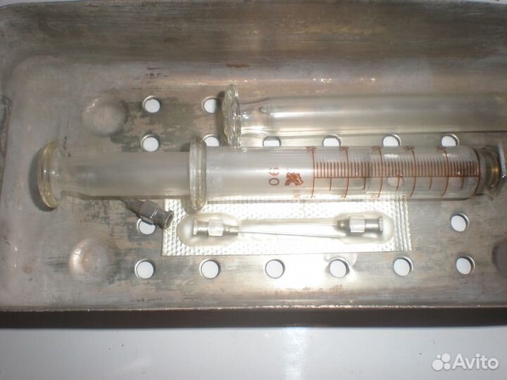 Стерилизатор медицинский и шприц СССР