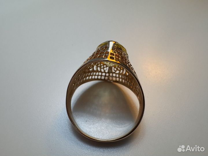 Золотое кольцо с камнем