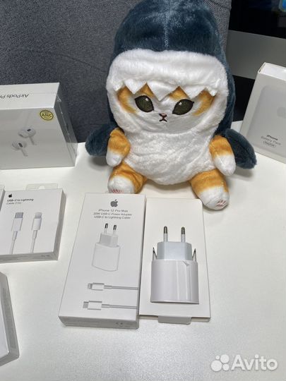 Кабель Lightning USB-C, блок питания Apple