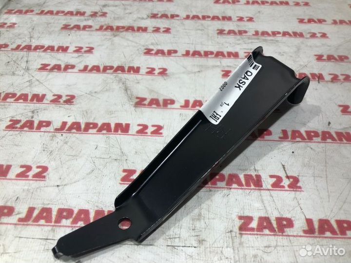 Кронштейн брызговика задний правый Toyota Land