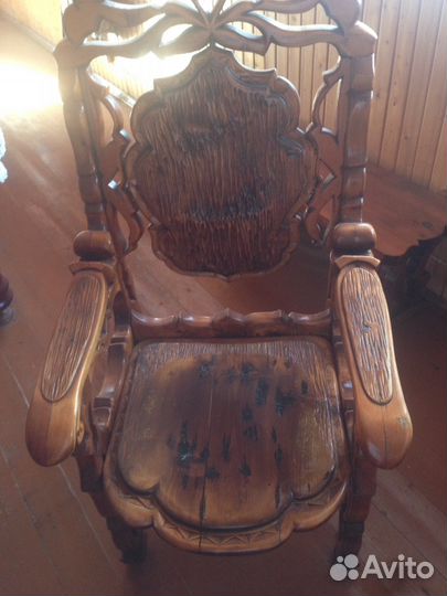 Стол и кресло