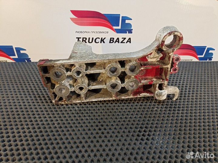 Кронштейн бампера правый