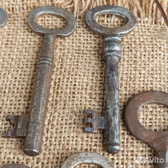 Ключи: старинные, от часов, сейфа. Цена за всё