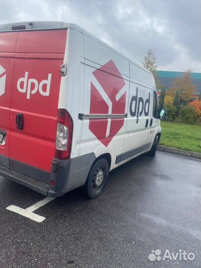 Водитель на своем грузовом авто