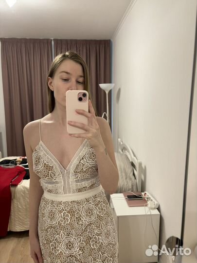 Белое вечернее платье