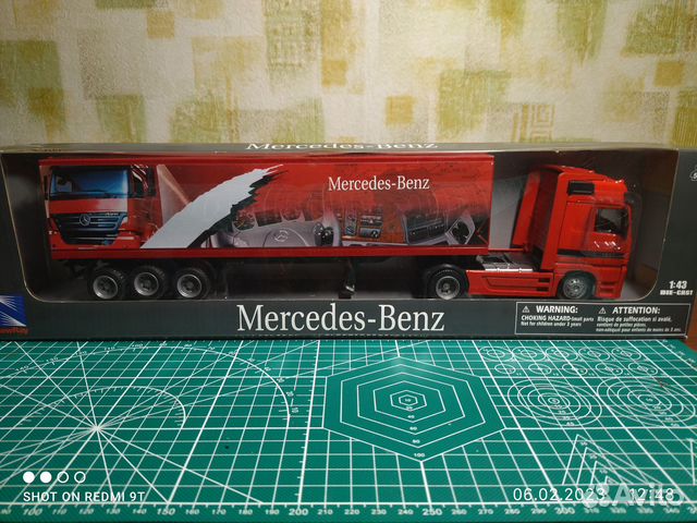 Модель грузовика Mersedes-Benz