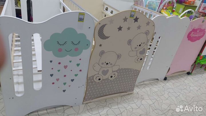 Детская кроватка с маятником